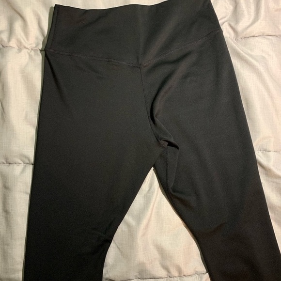 Black Nike performance leggings - Picture 2 of 3